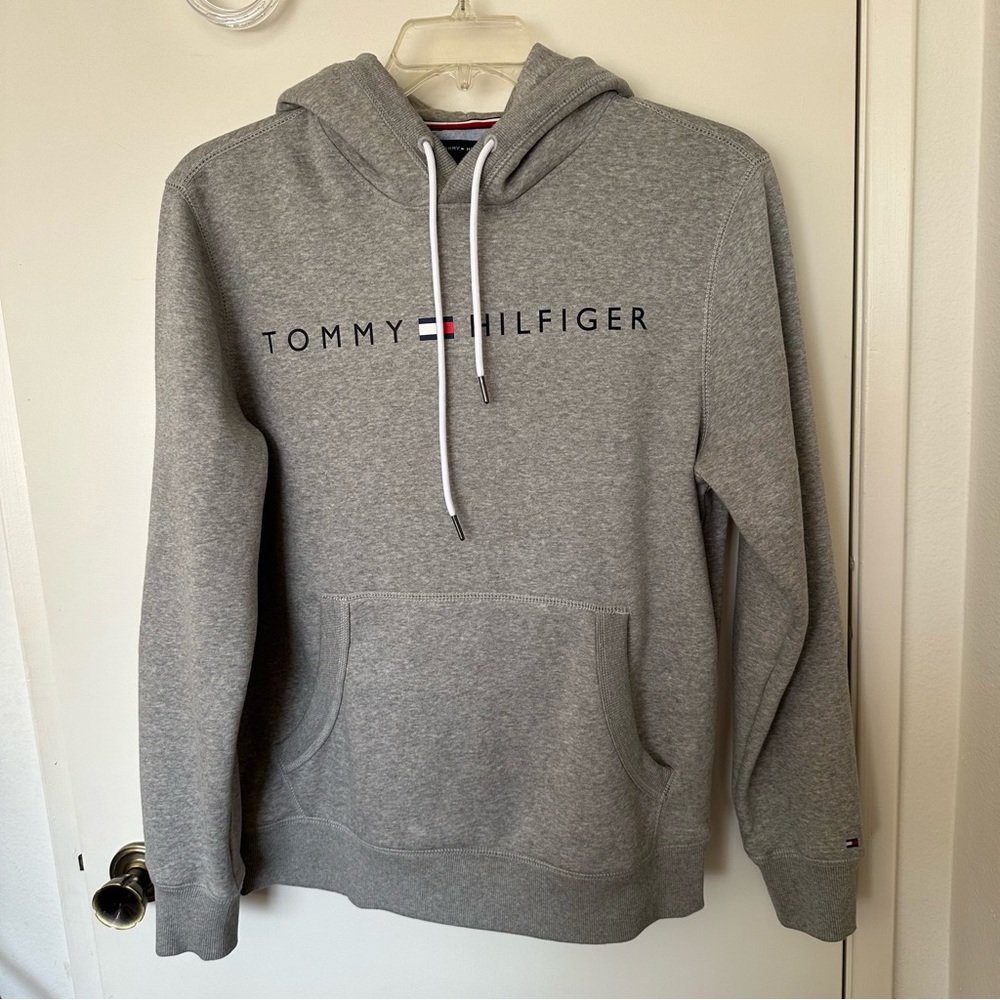 NWOT Tommy Hilfiger classic men’s grey pullover hoodie, kangaroo pocket, size M